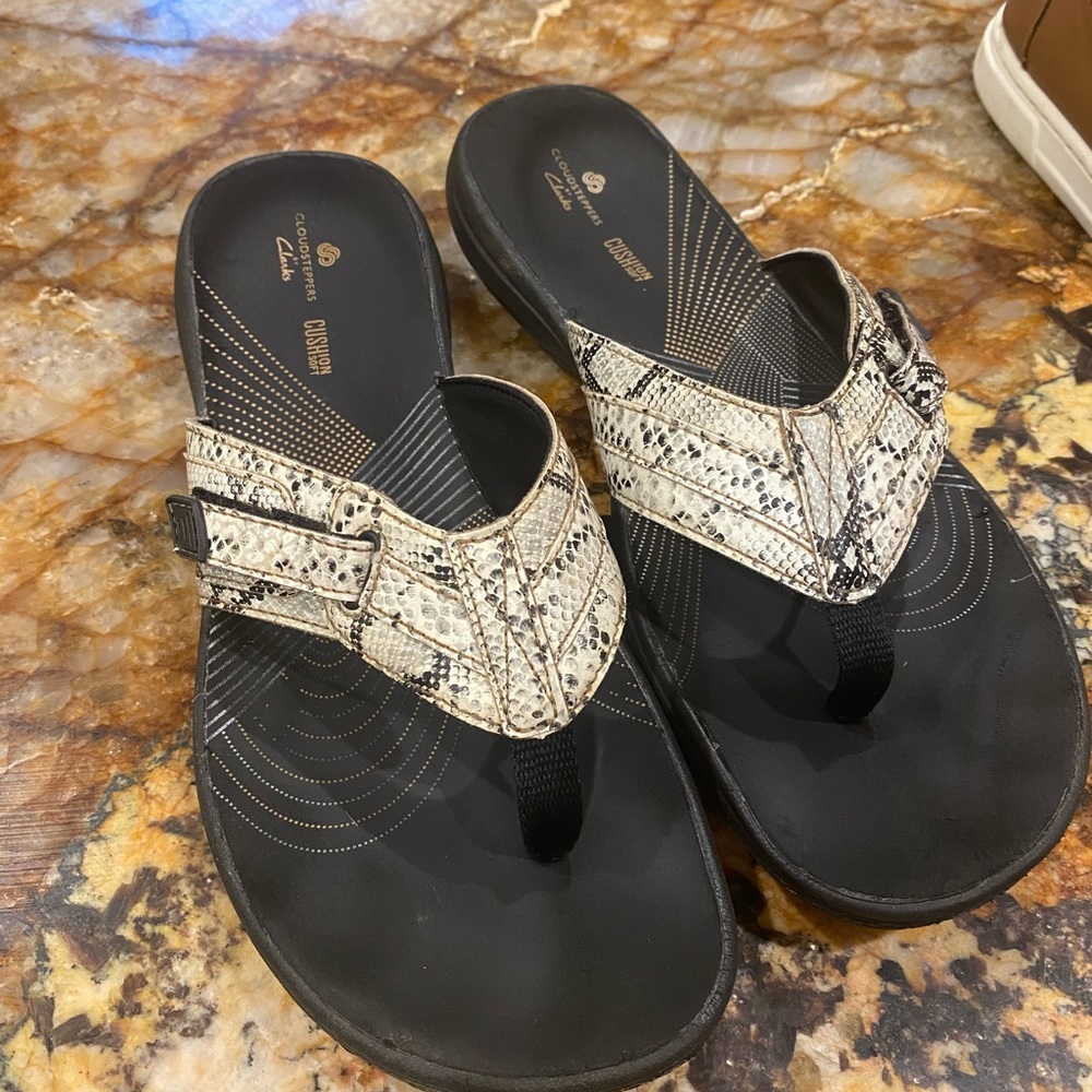 Clarks Cloud steppers, white and black design good condition, super comfortable